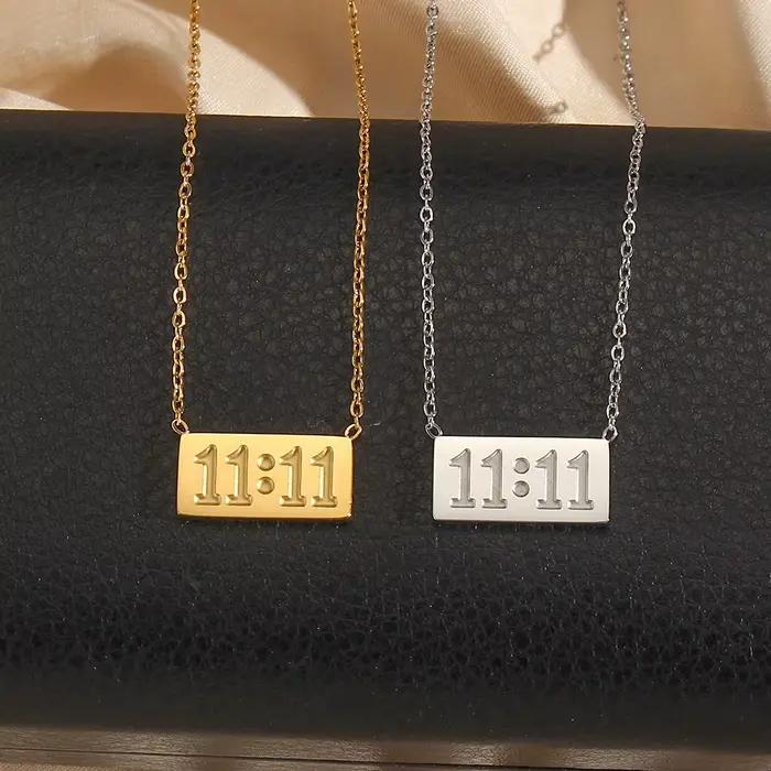 Collier Pendentif Carré Numéro 1111 Symbole de Chance et de Succès en Acier Inoxydable pour Femmes Occasions Spéciales
