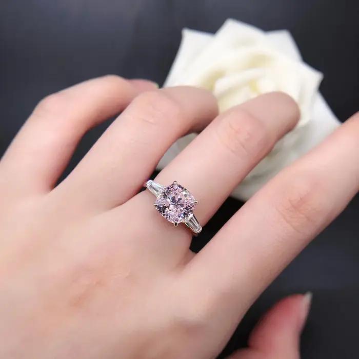 Bague en diamant rose clair taille coussin pour femme