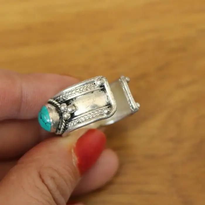 Bague tibétaine en métal argenté incrustée de trois perles de pierre turquoise unique et élégante pour homme et femme pour occasions spéciales et cadeaux de mariage