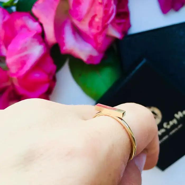 Bague de fiançailles minimaliste personnalisée en acier inoxydable avec lettres gravées pour femmes occasions spéciales et partys