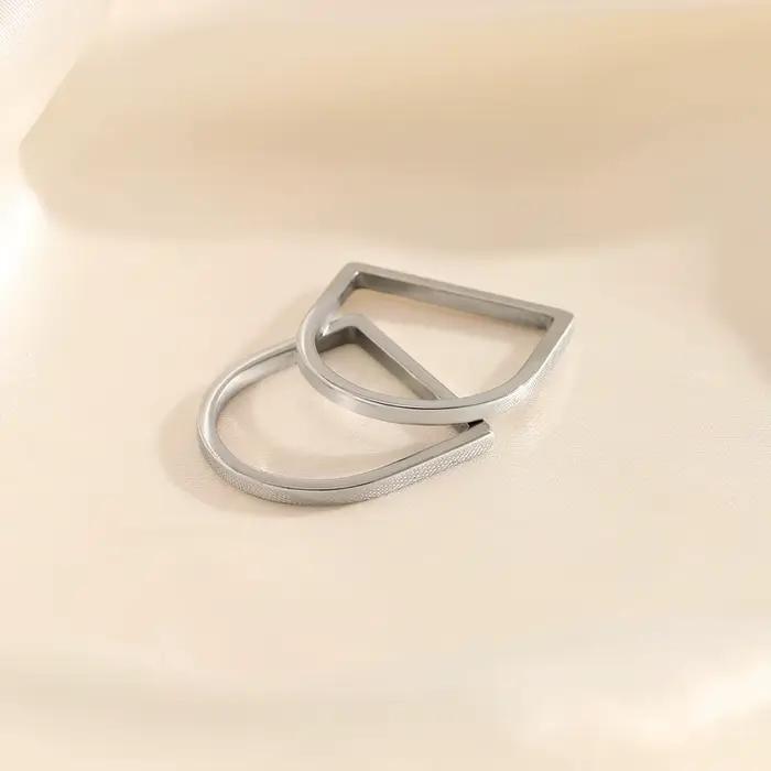 Bague en forme de D plaquée or 14K en acier inoxydable résistante à l'eau pour femmes occasions générales minimaliste élégante
