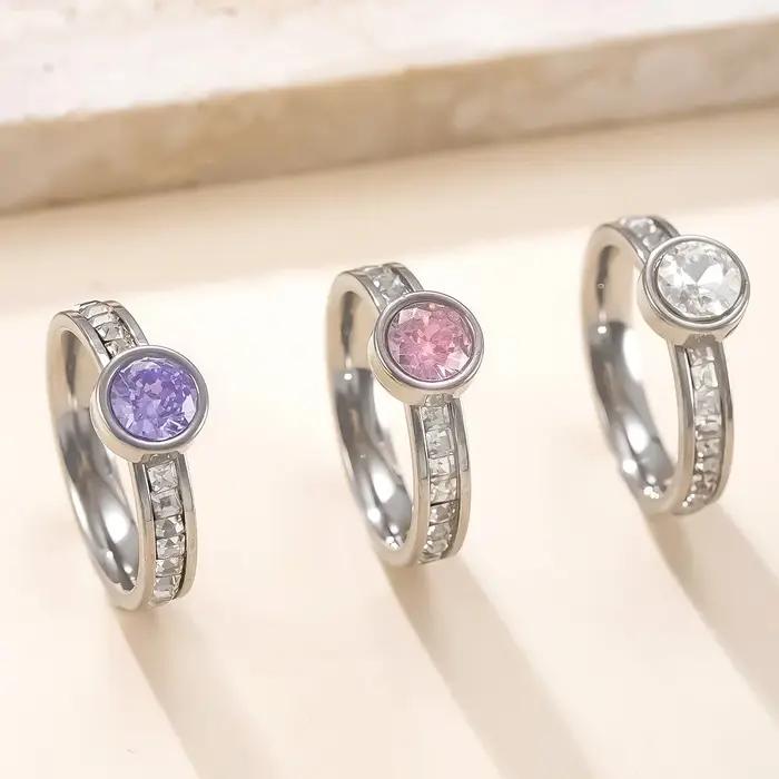 Bague ronde brillante en acier inoxydable sertie de zirconium blanc pour femmes, alliance de mariage élégante à offrir pour diverses occasions