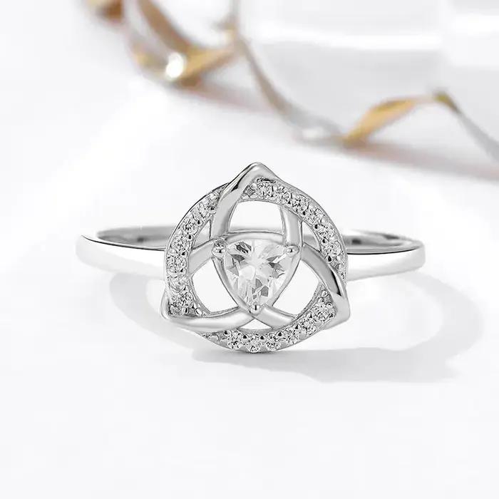 Bague Celtique Triquetra Zirconium pour Femmes Occasions Spéciales Anniversaires Mariages Soirées