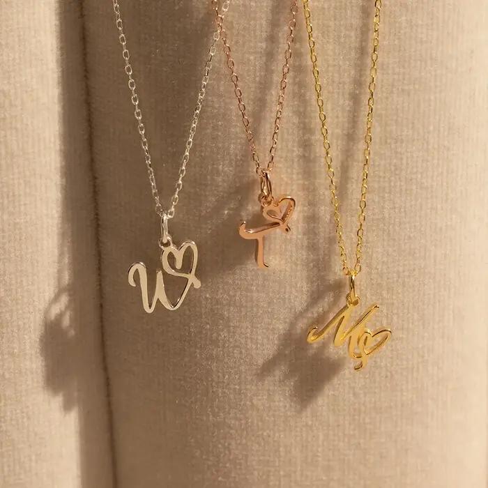 Collier initial en acier inoxydable pour femmes avec différents styles et couleurs minimalistes bijoux cadeau pour occasions spéciales