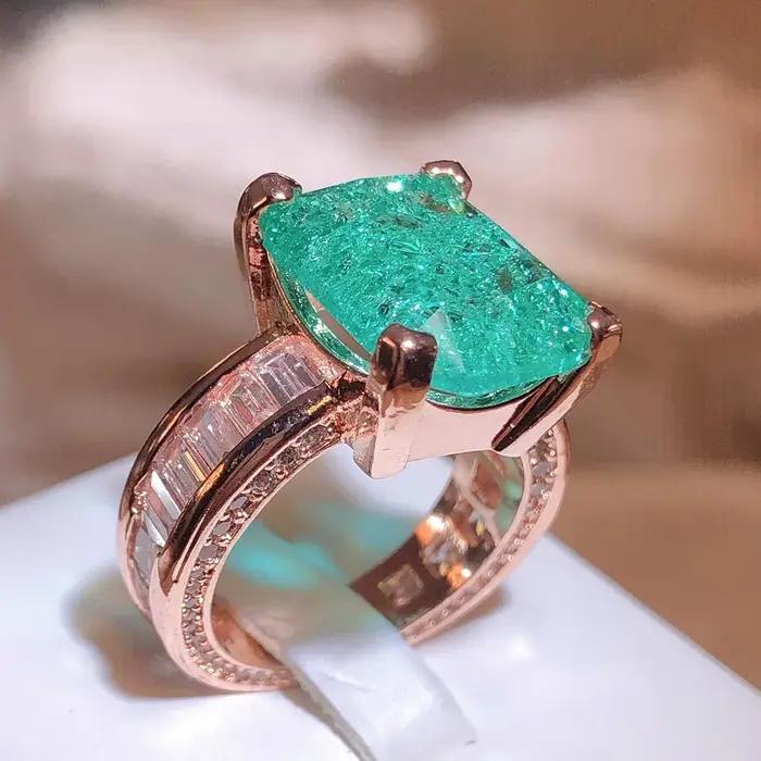 Bague de couple en or design géométrique avec pierres en zirconium pour engagement et alliances élégantes