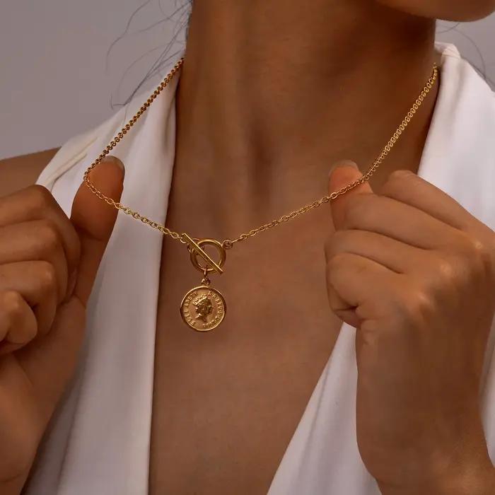 Collier Médaillon Reine Elizabeth en Acier Inoxydable Plaqué Or Jaune 14 Carats Hypoallergénique Pour Femmes Occasions Spéciales