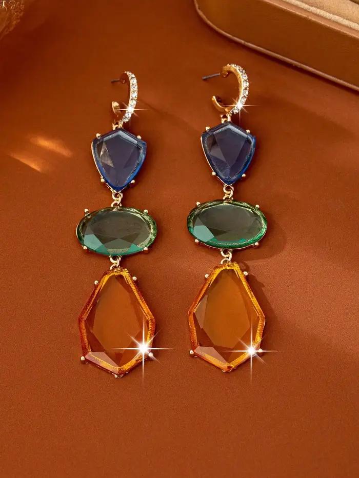 Une paire de boucles d'oreilles de luxe légères