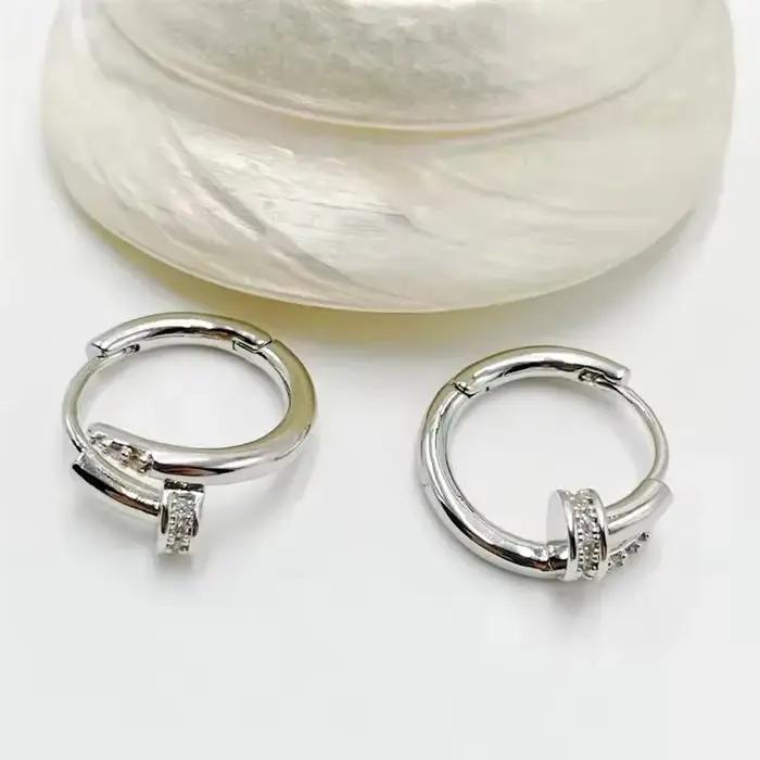 Charmante boucle d'oreille ronde en cristal brillant pour femmes