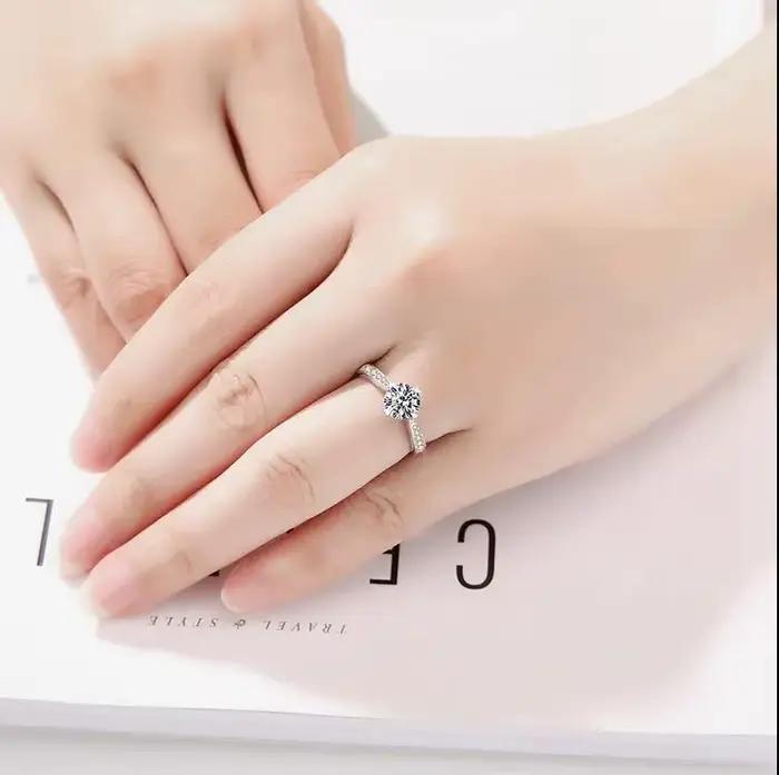 Bague en argent sterling 925 sertie de cristal brillant pour femmes mariage et occasions spéciales elegance classique et éternelle