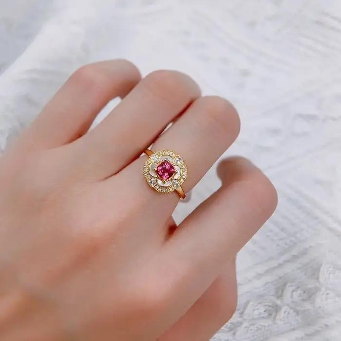 Bague en rubis cloutée en diamant incrusté de style romantique