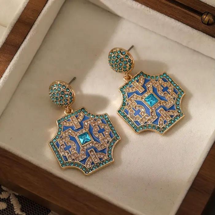 Boucles d'oreilles en émail de style français vintage, élégantes et à la mode, avec un aspect haut de gamme, présentant un motif en treillis de diamants dorés.