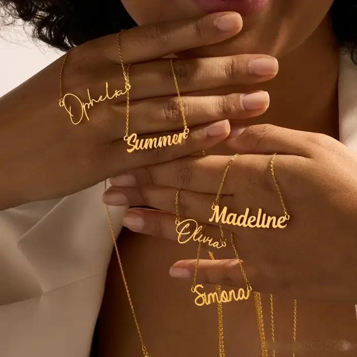Collier personnalisé avec nom pour femmes et hommes – Pendentif lettre cursive sur mesure