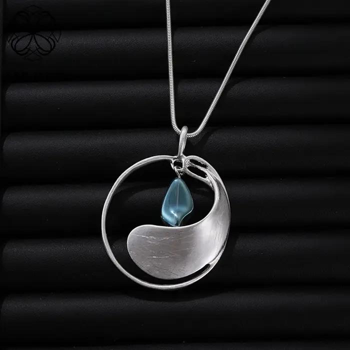 Collier long en métal géométrique pour femme