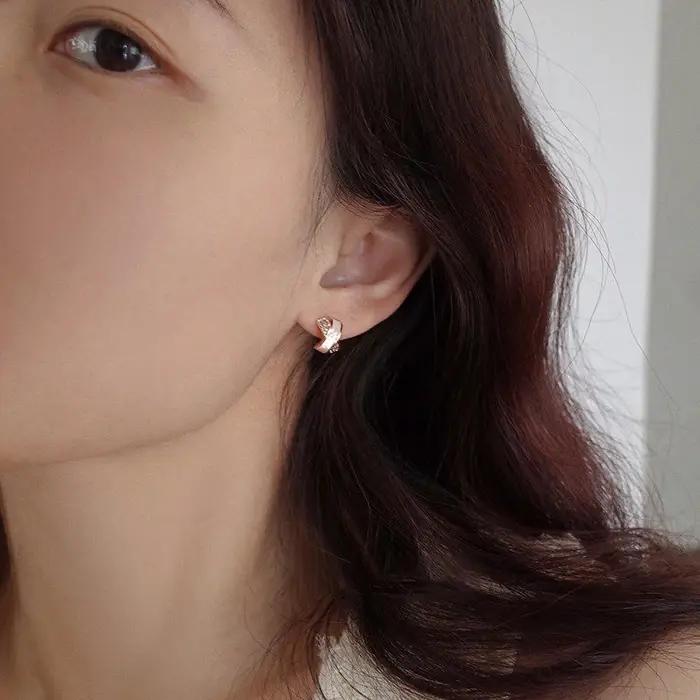 Boucles d'oreilles miniatures en métal couleur or rose avec zircon en forme de coquille entrecroisée pour femme – Bijou