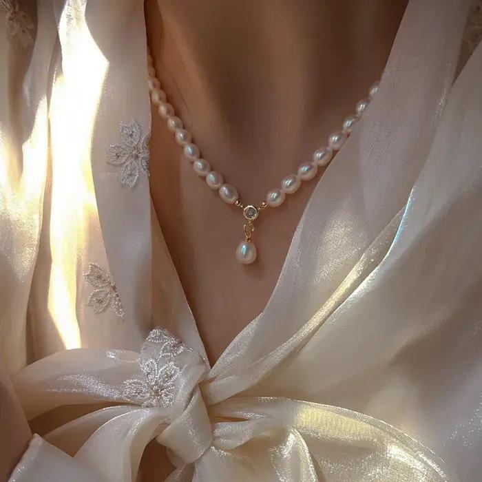 Élégant collier de perles naturelles pour femmes à la mode rétro style français léger luxe assorti tous les fermoirs en cuivre riz blanc...