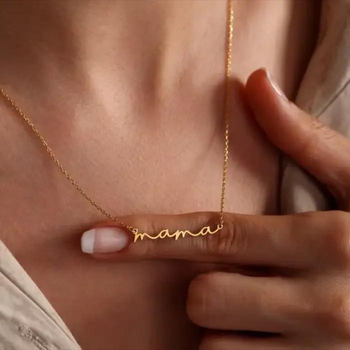 Collier pendentif petite lettre « Maman » pour la Fête des Mères