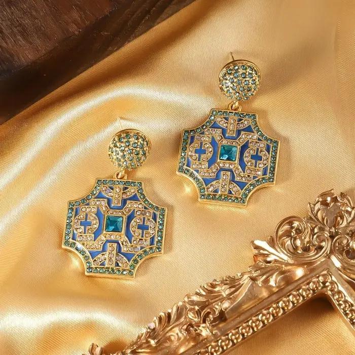 Boucles d'oreilles en émail de style français vintage, élégantes et à la mode, avec un aspect haut de gamme, présentant un motif en treillis de diamants dorés.