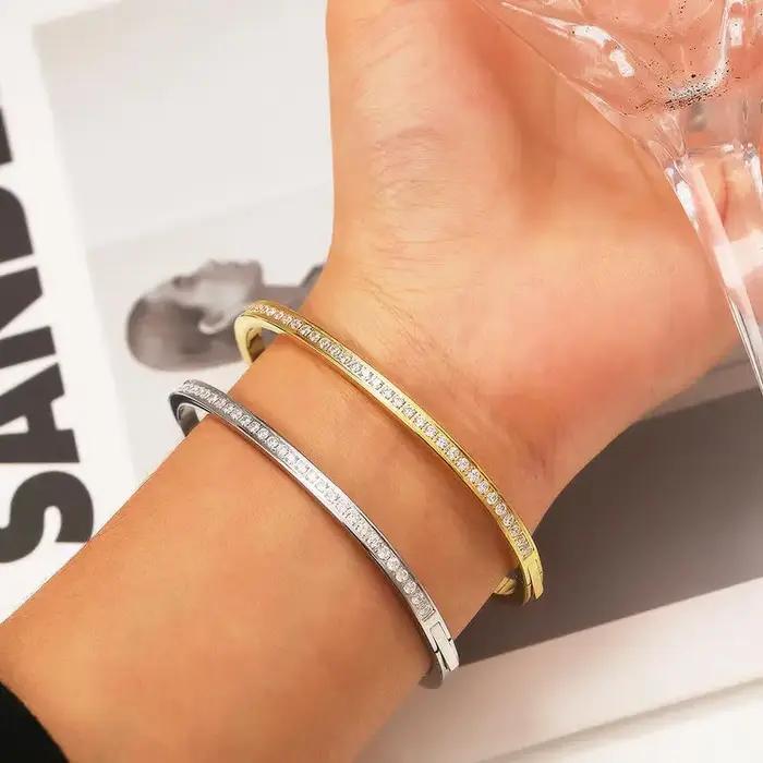 Bracelet jonc délicat incrusté de zircone cubique