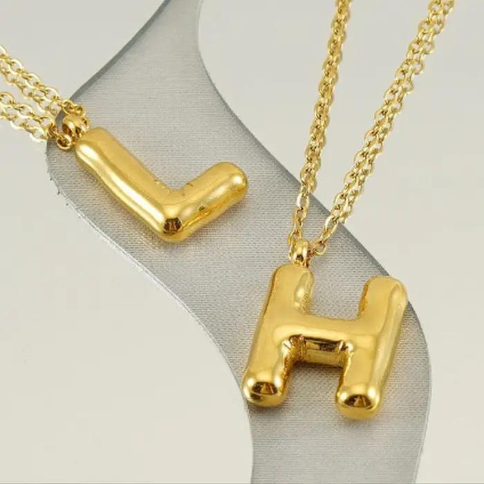 Pendentif lettre personnalisable en acier inoxydable doré alphabet style classique pour femmes occasions spéciales et quotidiennes