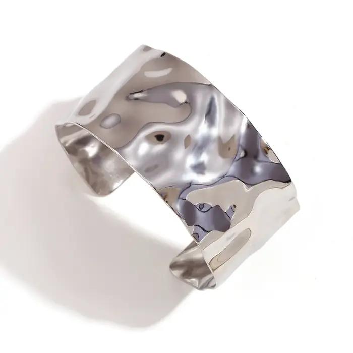 Bracelet ouvert géométrique en or 18 carats et acier inoxydable pour femme avec motifs de battement élégant et hypoallergénique pour occasions spéciales