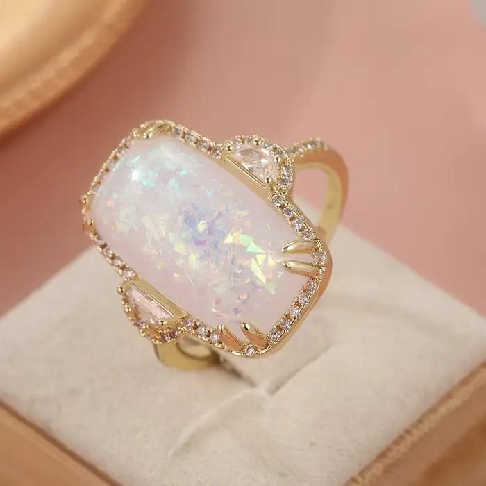 Bague élégante classique incrustée d'opale synthétique blanche plaquée or pour femme