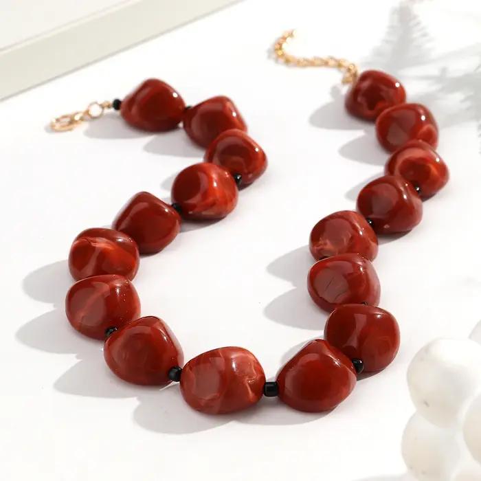 Collier ras du cou bohème en perles acryliques géométriques irrégulières pour femme