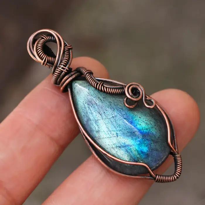 Collier pendentif en labradorite enveloppé de fil de cuivre fait main