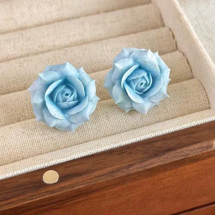 Boucles d'oreilles clous romantiques et élégantes en résine en forme de rose pour femmes, boucles d'oreilles minimalistes à pétales doux, accessoires de bijoux pour usage quotidien, cadeaux