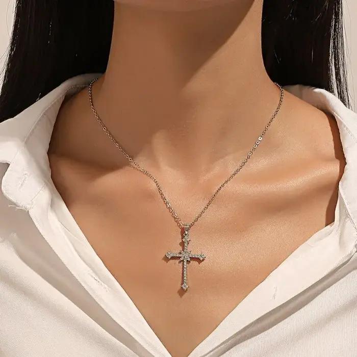 Collier pendentif croix pour femmes en or blanc avec strass brillant pour soirée et cérémonie élégante