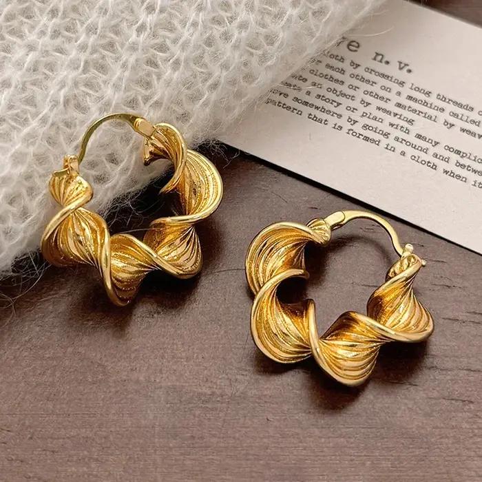 Boucles d'oreilles créoles torsadées spirales géométriques couleur argent pour femme bijoux minimalistes tendance accessoires mode pour les occasions spéciales