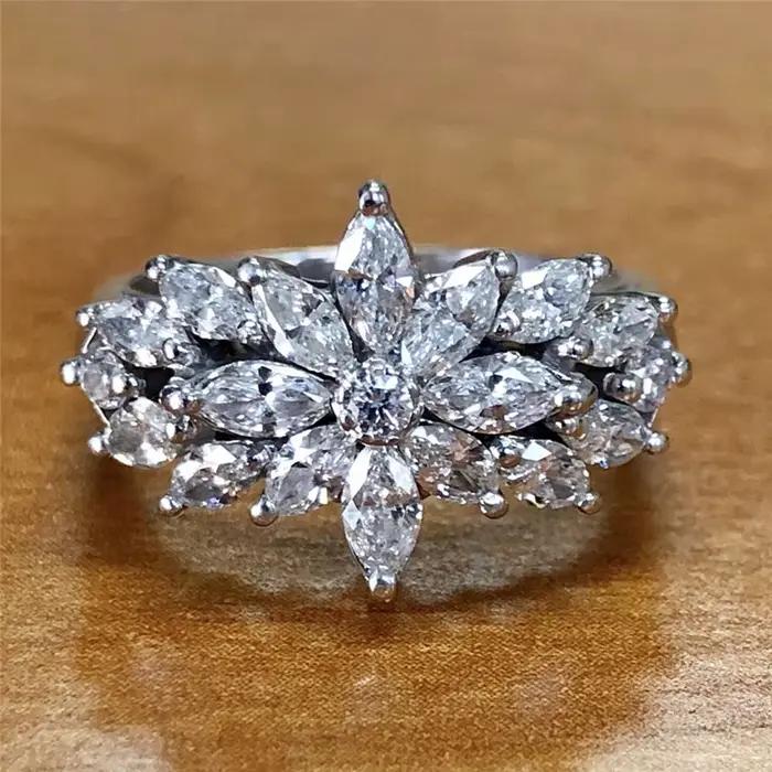 Bague pour femmes en laiton et zircone cubique design floral géométrique pour fête et usage quotidien