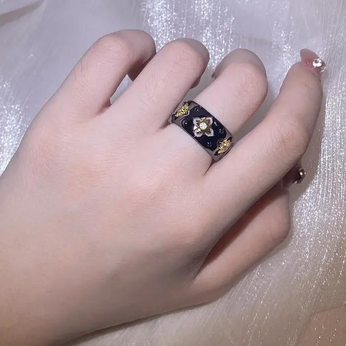 Bague en forme de croix pour femmes en or noir bicolore avec zirconium blanc pour engagement et occasions spéciales