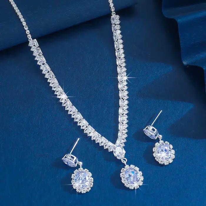 Ensemble collier et boucles d'oreilles en zircon - style luxueux