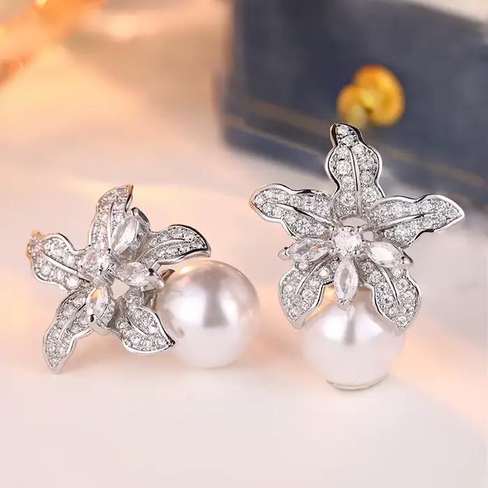 Boucles d'oreilles élégantes tendance forme de fleur incrustées de zircon synthétique et perles pour femmes occasions spéciales