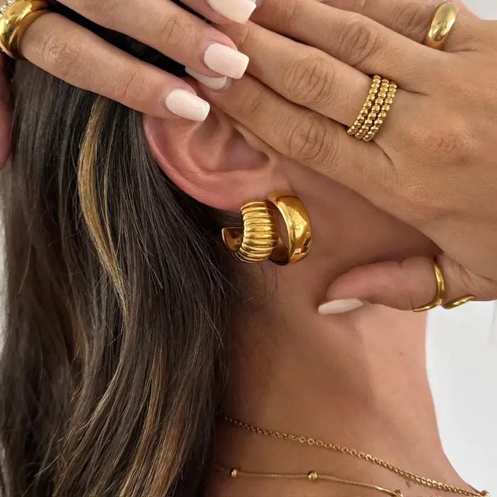 Élégantes boucles d'oreilles créoles en forme de C