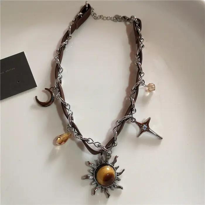 Collier Vintage en Cuir avec Pendentif Soleil en Pierre Marron Ras du Cou Perlé Chaîne de Clavicule Bijoux Grunge Personnalisés Uniques Y2K