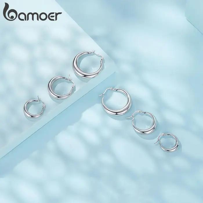 Boucles d'oreilles créoles brillantes hypoallergéniques pour femmes avec motifs floraux classiques bijoux cadeau occasions spéciales