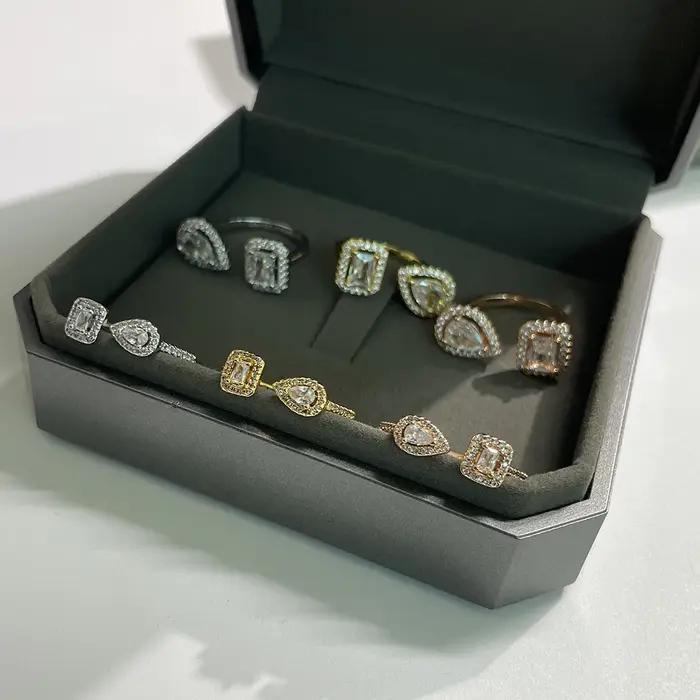 Bague classique en diamant en forme de goutte d'eau