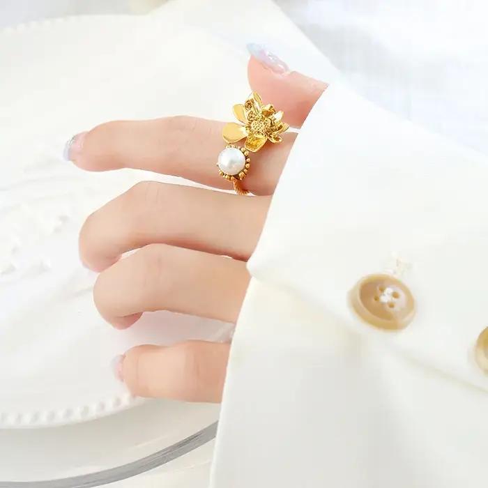 Bague rétro française pour femme motif floral perle plaqué or 18 carats style gothique élégant redimensionnable noir ou blanc