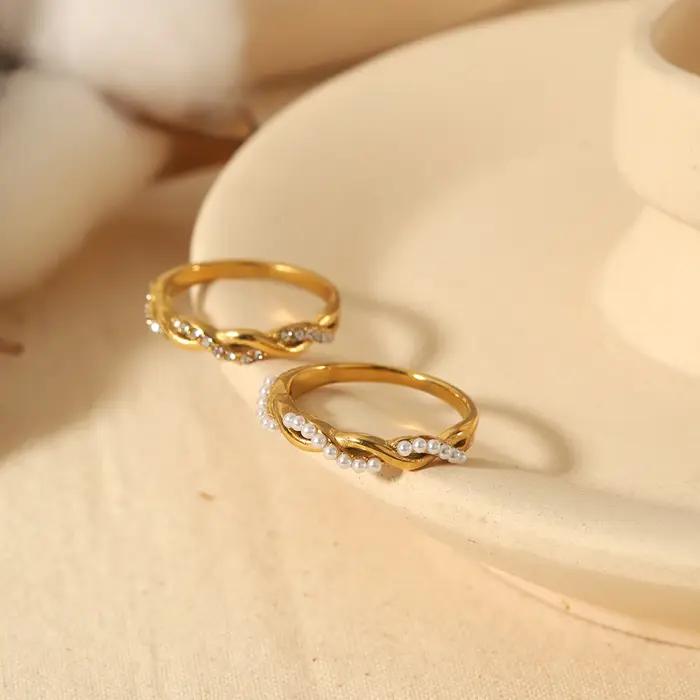 Bague torsadée fine en acier inoxydable plaquée or avec zirconia pour femmes occasions spéciales soirée cocktail