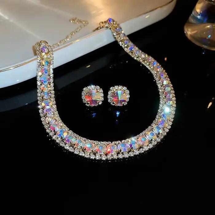 Ensemble de boucles d'oreilles et collier en cristal de luxe