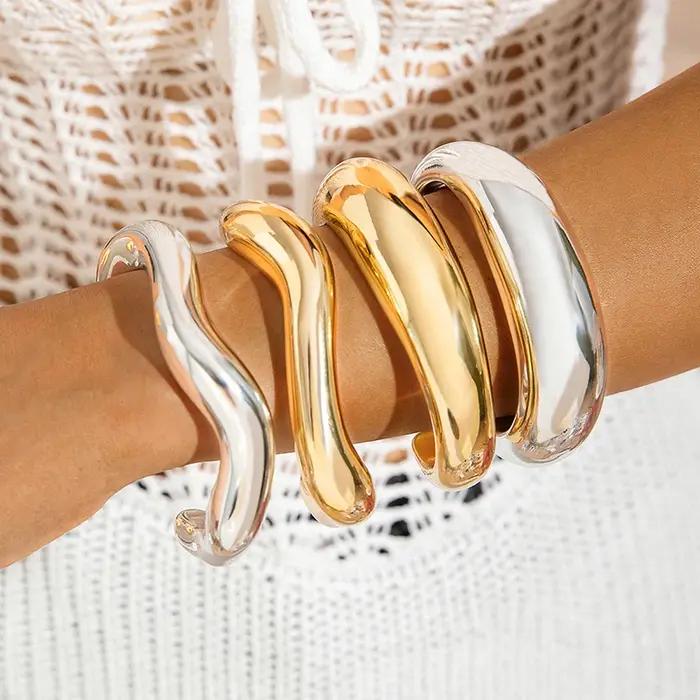 Bracelets irréguliers exagérés pour femmes