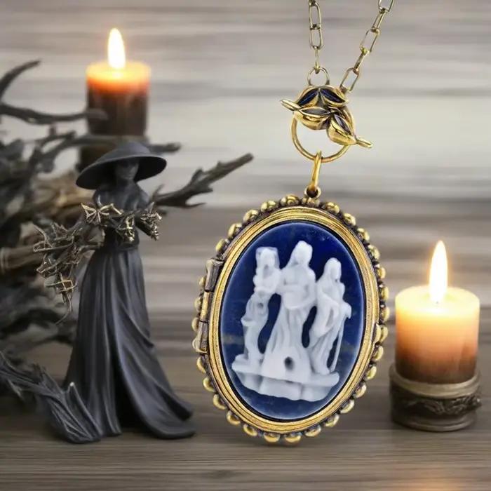 Collier en or jaune clair ou plaqué argent avec médaillon de sorcière pour parties et événements cosplay fantastiques