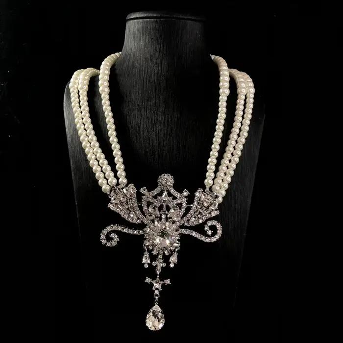 Ensemble de colliers superposés en perles de luxe avec pendentif broche aile de diamant