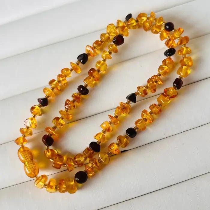Collier d'ambre naturel baltique solitaire élégant pour femmes occasions spéciales perles dégringolées style classique