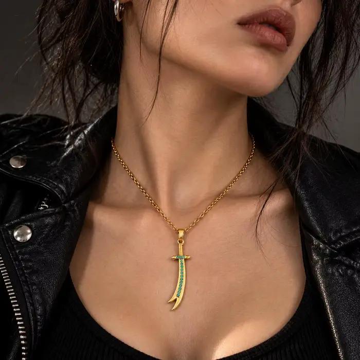 Collier épée pour femmes, pendentif statement en acier inoxydable plaqué or avec zirconium cubique b