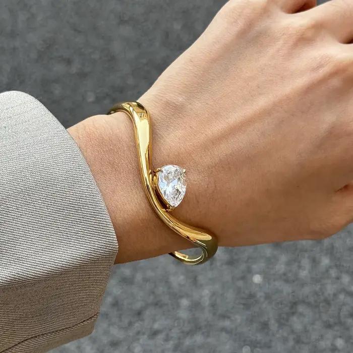 Uworld classique 18K plaqué or couleur goutte d'eau blanc Zircon vague ouverture Bracelet femmes étanche en acier inoxydable Bracelets
