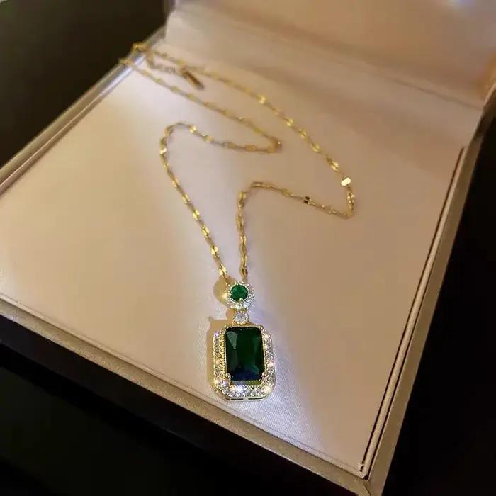 Collier pendentif géométrique carré émeraude de luxe pour femmes
