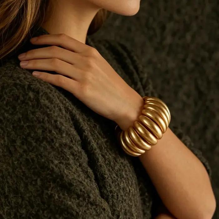 Bracelet sculptural doré mate côtelé WEALTHYBOO pour femmes occasions spéciales minimaliste artisanal avec touche de glamour raffiné