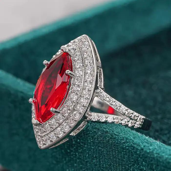 Bague de cocktail Huitan en laiton incrustée de zircone cubique rouge vif pour femmes, élégante et audacieuse à offrir pour toutes occasions spéciales